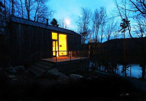 尊重自然融入自然,偏远湖畔的环保小屋