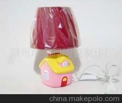 点亮童趣与温馨 潮州金晖陶瓷小屋台灯的家居艺术